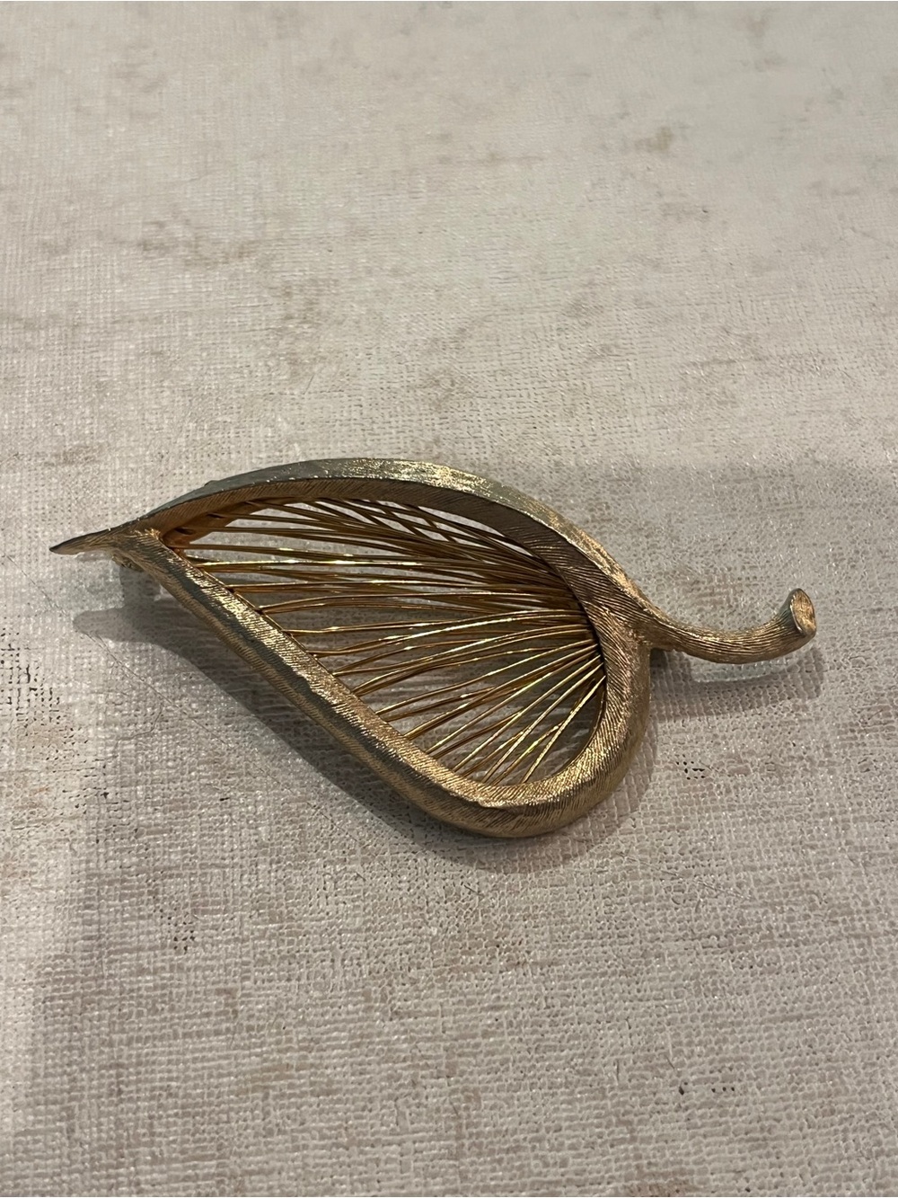 Vintage Gold wire Leaf Brooch. So pretty!